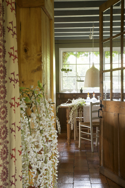 Ouverte sur le salon, la cuisine nous invite à sa table : table chinée, Village Notre Dame, chaises Habitat, suspension Ikea.