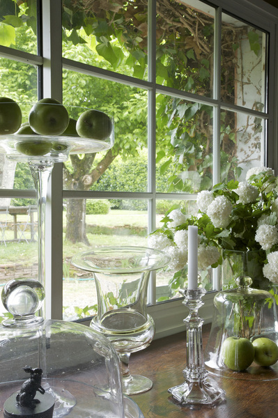 Les objets en verre se jouent de la lumière : habitat, RKR, Village Notre Dame.