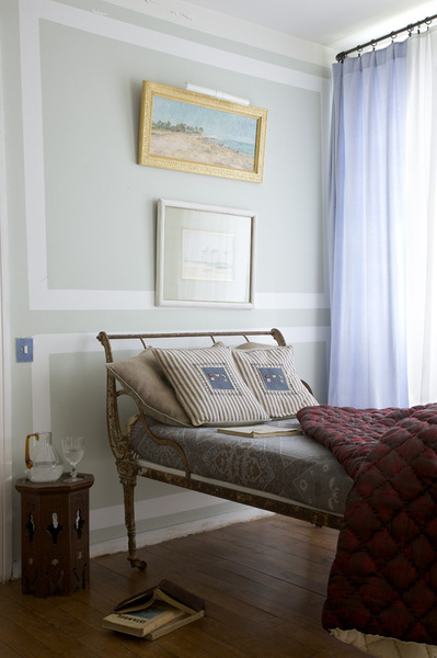 Douceur de tons gris pour la chambre d’amis, Alto. A côté d’un lit chiné au Village Notre Dame,  une petite table basse rapportée du souk de Tanger, coussins, Lesage, couvre lit Naaj, CSAO,  tableau orientaliste, rideaux, Ikea