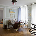 Une chambre sous le signe de l’orientalisme ; lit chiné, Village Notre Dame, table basse et fauteuil à bascule, souk de Tanger, tableaux orientalistes, coussins Lesage, couvre lit Naaj, CSAO,  rideaux, Ikea