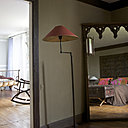 La chambre du maître des Lieux entre esprit oriental et colonial. Miroir, Village Notre Dame, coussins Naaj, CSAO,  tête de lit, paravent cuir de Cordoue orné de motifs orientaux, lampadaire, Alto, fauteuil Napoléon 3. Fauteuil à bascule et table basse, souk de Tanger, lit, Village Notre Dame, coussins Lesage, couvre lit Naaj, CSAO.