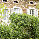 Maison de village  construite en 1930 avec une façade en garluche et barons