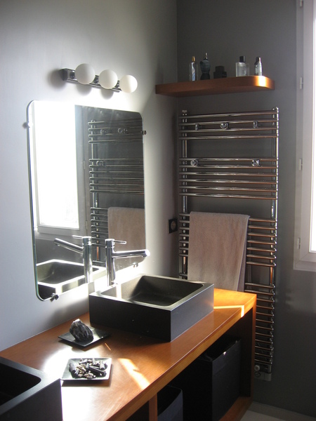 Les miroirs aux angles arrondis ont été réalisés sur mesure; 2 grands sèche-serviettes mixtes chromés ont été installés, Bebop de Delonghi