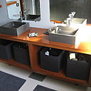 Le grand plan vasque en placage de merisier accueil 4 bacs noirs pour les membres de la famille et 2 belles vasques Stone Pierre de chez Lapeyre