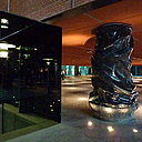 Philippe Starck : colonne en marbre et début de l'escalier