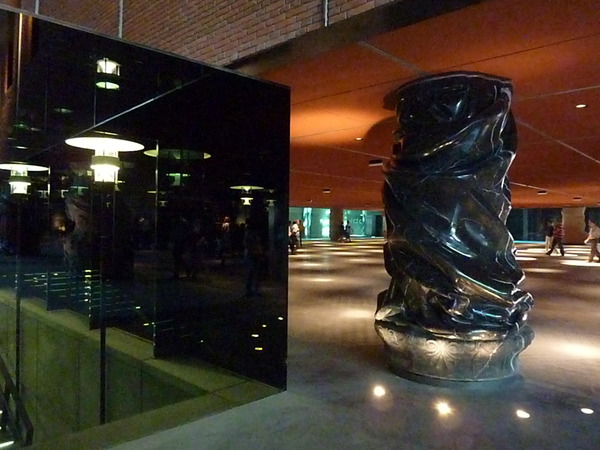 Philippe Starck : colonne en marbre et début de l'escalier