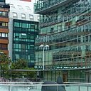 Derrière l'AlhondigaBilbao, un immeuble d'un architecte basque