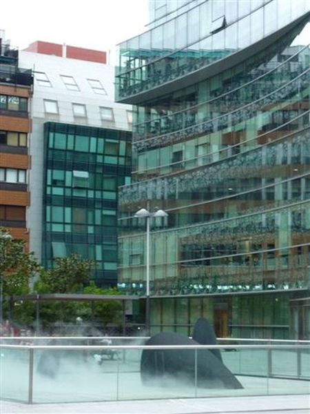 Derrière l'AlhondigaBilbao, un immeuble d'un architecte basque