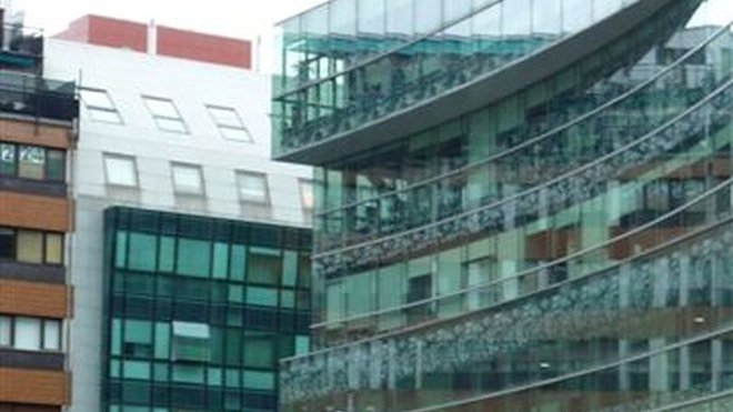 Derrière l'AlhondigaBilbao, un immeuble d'un architecte basque