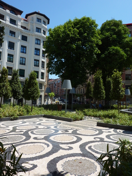 Philippe Starck : détails de la mosaïque du sol de la place