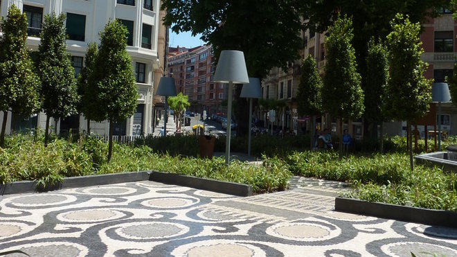 Philippe Starck : détails de la mosaïque du sol de la place