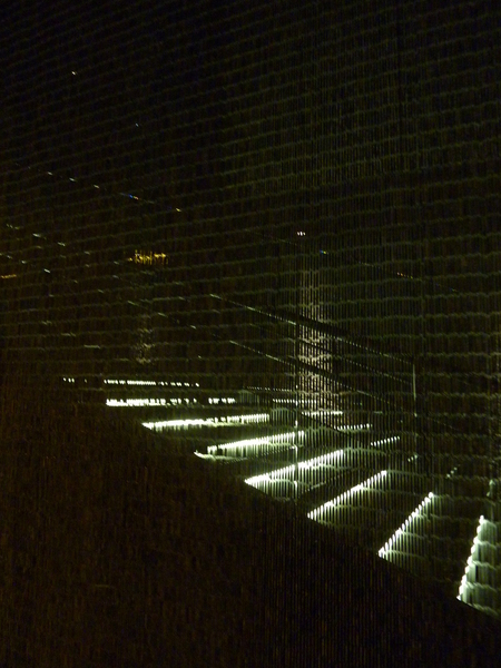 Philippe Starck: escalier en verre et lumière, rideau en buis