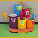 Objets déco et vases en carton ondulé