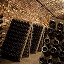 Les pupitres accueillent les bouteilles dans les caves le temps de la vinification