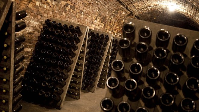 Les pupitres accueillent les bouteilles dans les caves le temps de la vinification Les pupitres accueillent les bouteilles dans les caves le temps de la vinification