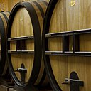 Alignement de beaux fûts dans la cuverie