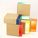 Imaginée par Adonde pour The Collection, cette lampe s'ouvre et se ferme comme une boîte d'allumettes. Elle peut également se poser ou s'accrocher au mur grâce à deux petits trous au dos. 36 €.