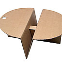 Cette Table Basse en carton réalisée par Olivier Leblois pour Quart de Poil’, est composée de deux plaques qui se plient et s’encastrent à mi-bois. Le plateau forme un creux central pour les revues. Deux trous circulaires permettent d'accueillir des verres. Une éprouvette peut être insérée dans le carré central pour une composition florale.