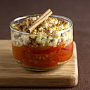 Une touche légère sucrée-épicée relève les tomates grappe servies en crumble Une touche légère sucrée-épicée relève les tomates grappe servies en crumble