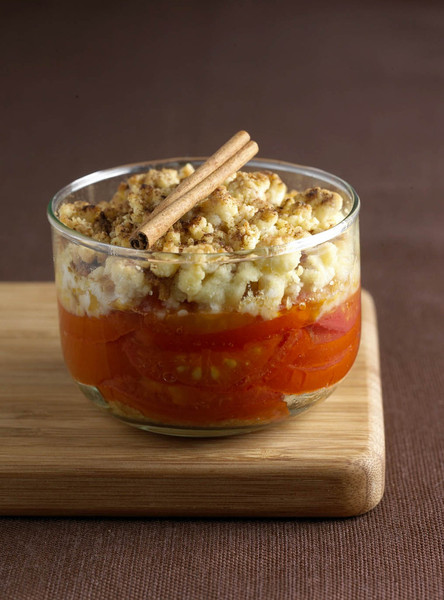 Une touche légère sucrée-épicée relève les tomates grappe servies en crumble