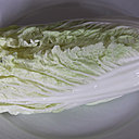 Sucrine ou chou chinois ? De forme allongée, les feuilles sont longues et très claires.