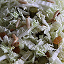 Pour changer de la laitue ou de la frisée, chou chinois, pignons, raisins, cornichons en salade