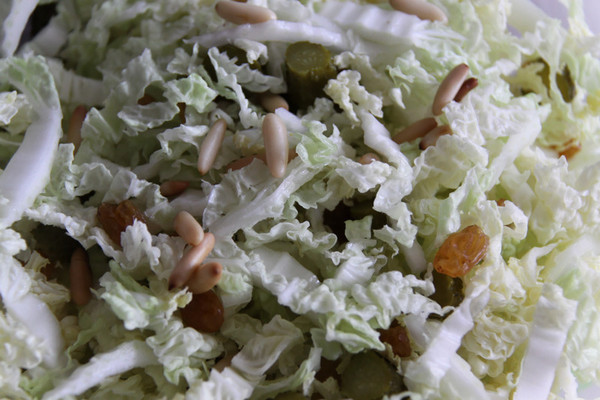 Pour changer de la laitue ou de la frisée, chou chinois, pignons, raisins, cornichons en salade