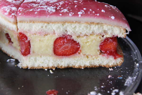 Au menu : génoise, crème mousseline, fraises et pâte d'amandes