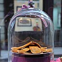 Sous cloche pour leur préserver fraîcheur et saveur, les merveilleuses gaufres fourrées à la vanille de chez Meert