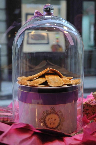 Sous cloche pour leur préserver fraîcheur et saveur, les merveilleuses gaufres fourrées à la vanille de chez Meert