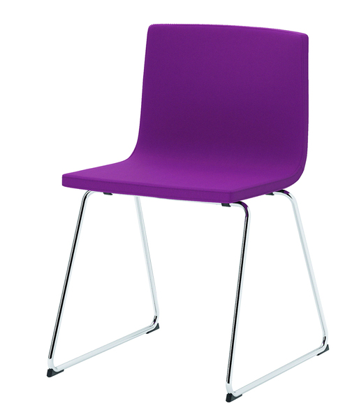 Dans la gamme Ultra Violet,  la chaise « Bernhard » attire par ce revêtement en cuir de vachette. 139 €.