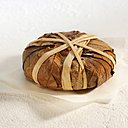 Originaire des Alpes de Hautes Provence le banon est un palet de 100 grammes à croûte mordorée et à pâte souple