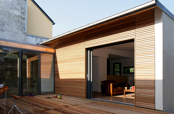 Le bois s’adapte à tous les types de façades et d’extérieurs et peut-être utilisé sur un terrain en pente