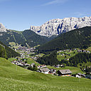 Montagnes à perte de vue et hauts alpages verdoyants