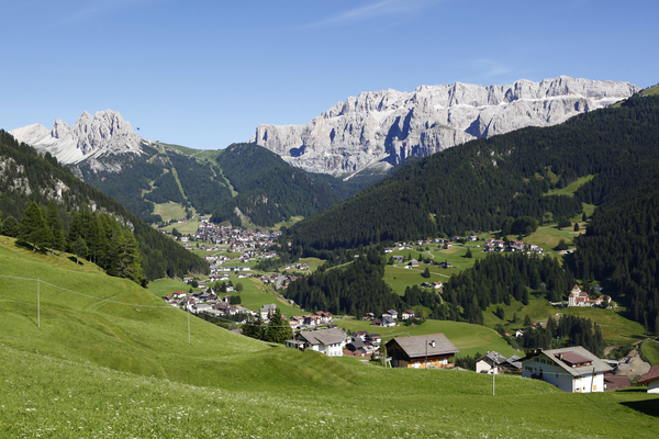 Montagnes à perte de vue et hauts alpages verdoyants