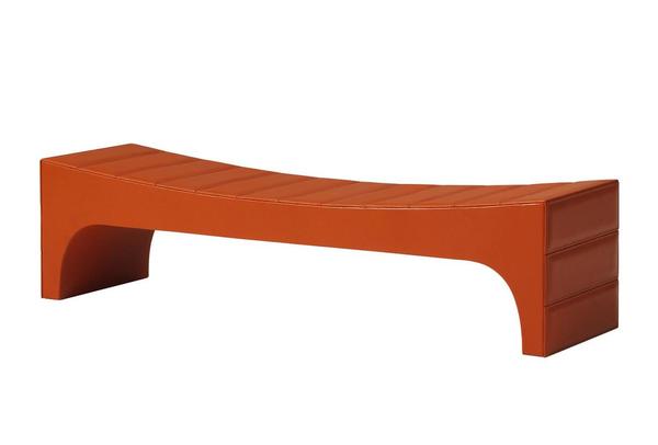 Intégralement gainé de cuir, le banc Gus trouve sa place au pied d'un lit, pour séparer deux pièces ou encore devant une cheminée