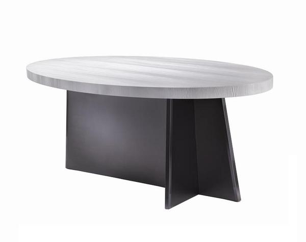 Plateau en mélèze sablé et blanchi pour la table Kinna qui repose sur un piétement en croix fait de bois laqué