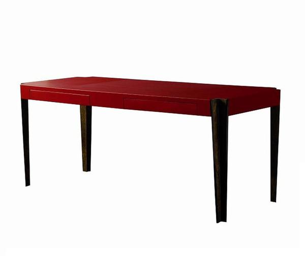 Dimensions généreuses pour le bureau Ray au piétement de bronze et plateau gaîné de cuir