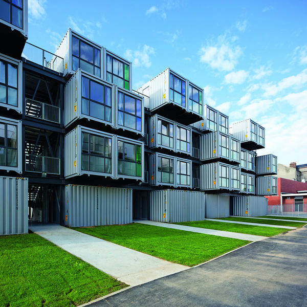 Le décalage des conteneurs les uns par rapport aux autres apporte transparence et légèreté à l’ensemble