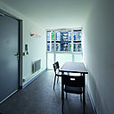 Une baie vitrée de 4 m² à chaque extrémité des conteneurs optimise l’entrée de la lumière naturelle.