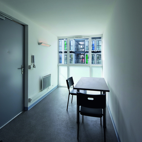 Une baie vitrée de 4 m² à chaque extrémité des conteneurs optimise l’entrée de la lumière naturelle.