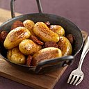 Servez vos grenailles poêlées au chorizo dans des récipients en fonte individuels, pour une touche d’originalité