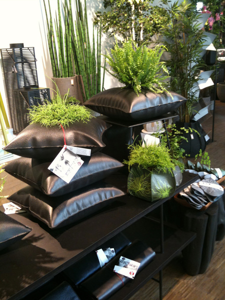 De drôles de coussins-pots de fleurs en Pévétex, un matériau recyclé.