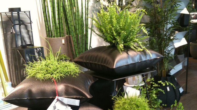 De drôles de coussins-pots de fleurs en Pévétex, un matériau recyclé.