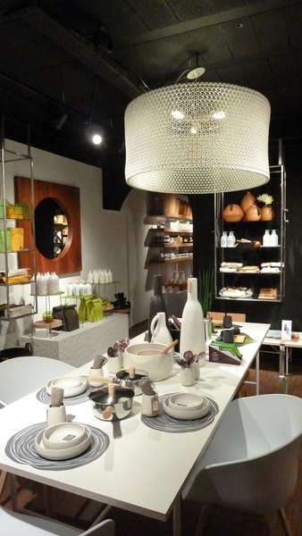 Au sous sol une épicerie fine, de la vaisselle et des accessoires dédiés à la cuisine.