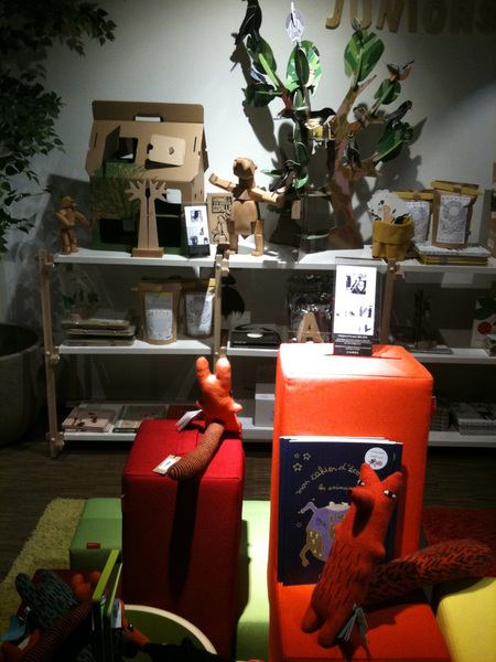 Livres, peluches, maison en carton ou poufs ici une jolie sélection pour les enfants.