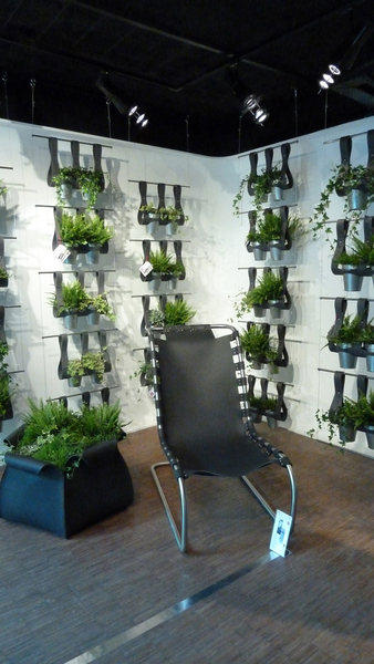 Une autre déclinaison du Pévétex ; ici en fauteuil et jardinières suspendues.