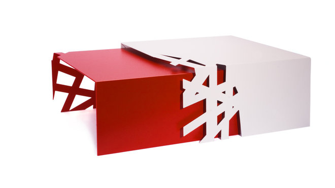 Des tables gigognes en métal. Très graphiques, elles sont disponibles en deux coloris, blanc et noir ou rouge et blanc. 46 x 45 x 23 cm et 45 x 45 x 21 cm. 260 €. Design Diego de Conca. Table à café Makramè Grafico. Pulpo.