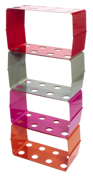 Des modules métalliques. A utiliser seul comme table de chevet ou à empiler pour former une bibliothèque. En métal laqué plié, 10 coloris. 56 x 29 x H 34 cm. 200 € le modèle. Design Marie Thurnauer. Modul1.  Petites Productions.