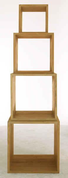 Des cubes à empiler. En paulownia massif, teinté et verni. Vendus par 4, coloris brun, blanc ou noir. Dimensions de 30 x 30 à 50 x 50 x P 40 cm. 149 €. Arthur. Fly.